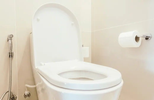 The dimensions of a round toilet seat are 18 inches in diameter and 2.5 inches in height. The dimensions of a standard toilet seat are 16.5 inches in diameter and 2.375 inches in height
